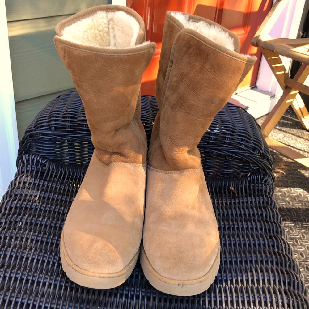 Genuine UGG Amie (9). Only worn a few times.